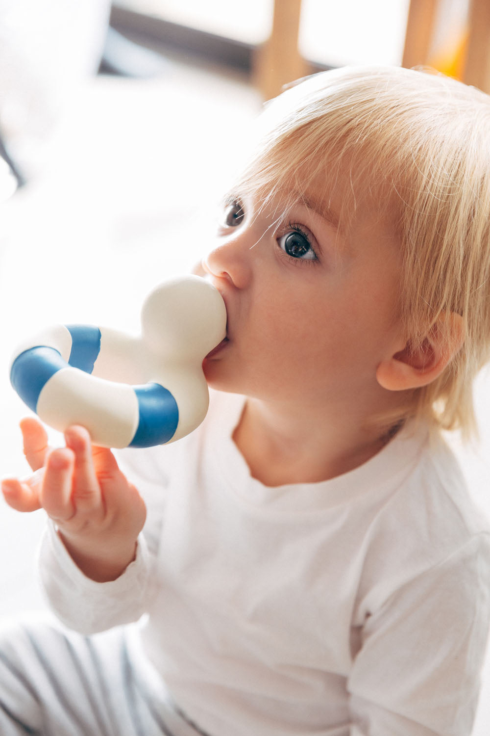 Oli & Carol Natural Rubber Bath Toy - Flo the Floatie White