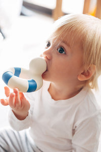 Oli & Carol Natural Rubber Bath Toy - Flo the Floatie White