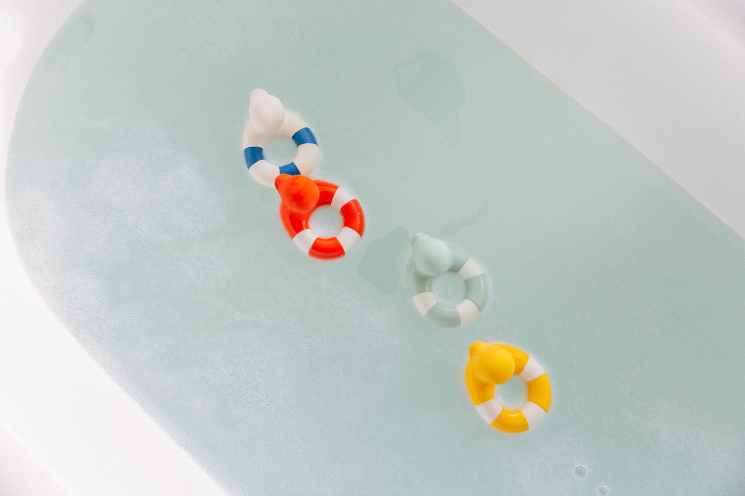 Oli & Carol Natural Rubber Bath Toy - Flo the Floatie White