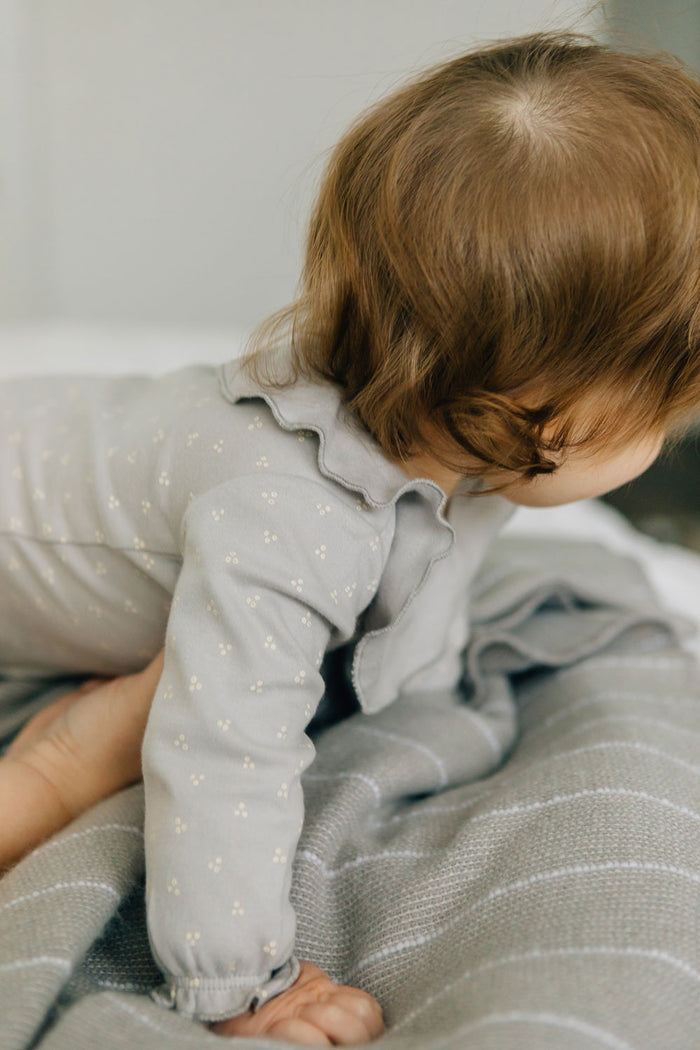 L'ovedbaby Organic Ruffle Bodysuit - Fog Dots